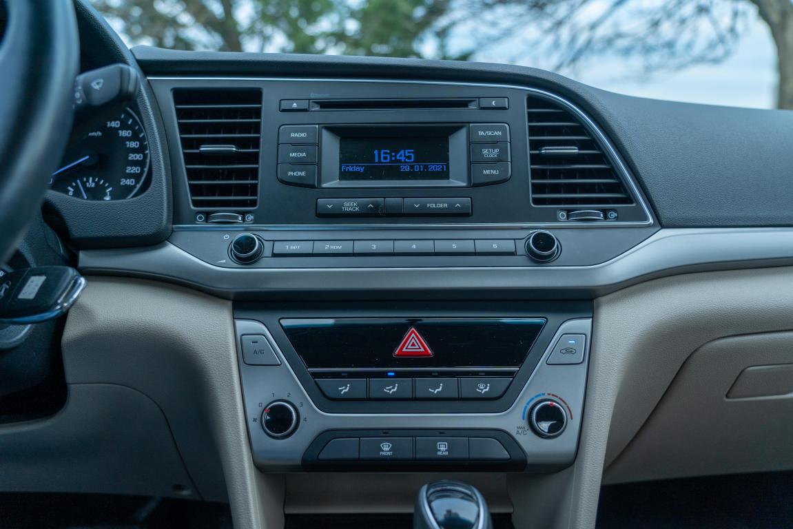 ‏Elantra 2018 white